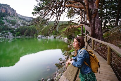 SORIA. LAGUNA NEGRA. Este es un lugar único para dar pábulo a todo tipo de leyendas. El verde oscuro de las aguas de la Laguna Negra y lo tétrico de los bosques y roquedos que la ocluyen dieron rienda suelta a la imaginación popular: que si su fondo no se conoce, que si está conectada con el mar, que si en ella se ahogó un vecino tras dar muerte a su hermano y sus gritos aún se oyen en las noches de invierno. Una de ellas fue romanceada por Antonio Machado en La tierra de 'Alvargonzález'. Situada en el extremo norte de la provincia de Soria, es la más 
grande cubeta de origen glaciar que queda en los Picos de Urbión. Todo en ella, desde la quietud de los árboles al rumor de una cascada, incita a creer en la magia y 
en lo sobrenatural para explicar su encanto. Visitarla resulta fascinante en cualquier época del año, pero quizá sea durante el invierno, cuando la nieve pinta de blanco el 
telón negro de los pinares y una costra de hielo cubre su superficie, cuando muestra su más enigmática belleza.
