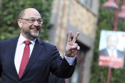 El candidato a la Cancillería alemana por los Socialdemócratas alemanes, Martin Schulz, hace la señal de la victoria antes de votar en Wuerselen (Alemania).