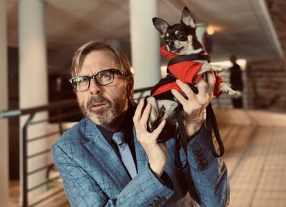 <i>Timothy Spall, con el chihuahua King de la artista Carmen Snake. No sé cuál de los dos parece más desconfiado.</i><p>Tengo álbumes clasificados por temas: “parejas en bancos”, “gente durmiendo en lugares random”, “miradas asesinas”, “final de trayecto”, “belleza robada”, “niños y gatos”, “inicio de una historia”, “viento y épica natural” y así...Como en tantos aspectos de mi vida, no en todos, soy pragmática.</p>