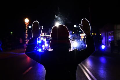 Un manifestante durante las protestas contra la decisión del jurado de no acusar al policía blanco que mató a tiros al adolescente negro, Michael Brown, en Ferguson (Misuri).