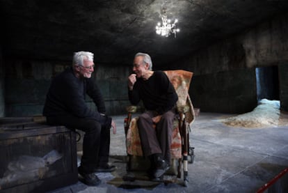 Krystian Lupa y José Luis Gómez, sentado en la silla de ruedas que emplea para interpretar a Hamm de <i>Final de partida.</i>