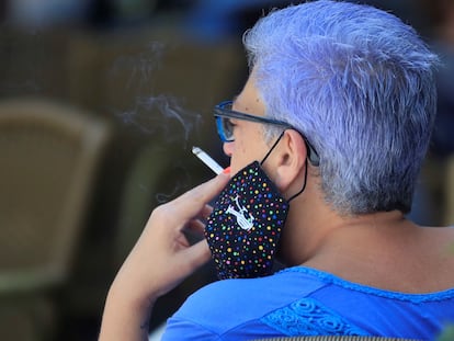 Una mujer fuma un cigarrillo en una terraza de Madrid.