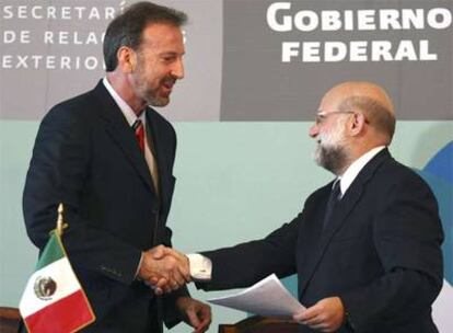 El embajador de Estados Unidos en México, Antonio Garza (izquierda), estrecha la mano del subsecretario de Relaciones Exteriores para América del Norte de México, Carlos Rico.