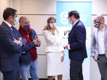 La ministra de Trabajo, Yolanda Díaz, con los líderes de los agentes sociales. Desde la izquierda: Gerardo Cuerva (Cepyme), Pepe Álvarez (UGT), Antonio Garamendi (CEOE) y Unai Sordo (CC OO).