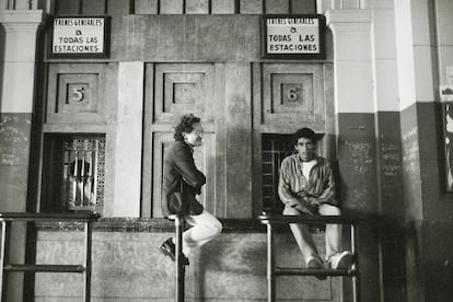 Ricardo Piglia, fotografiado en la estaci&oacute;n de Constituci&oacute;n en Buenos Aires en los ochenta.