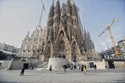 El temple de la Sagrada Família de Barcelona, un dels monuments més visitats de la ciutat, estava gairebé desèrtic aquest divendres al matí.