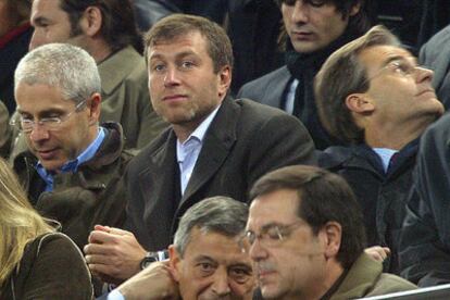 Abramovich, en el centro, en la tribuna del Camp Nou, en enero pasado.