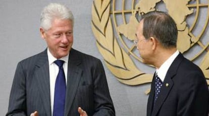 Bill Clinton conversa con Ban KI Moon