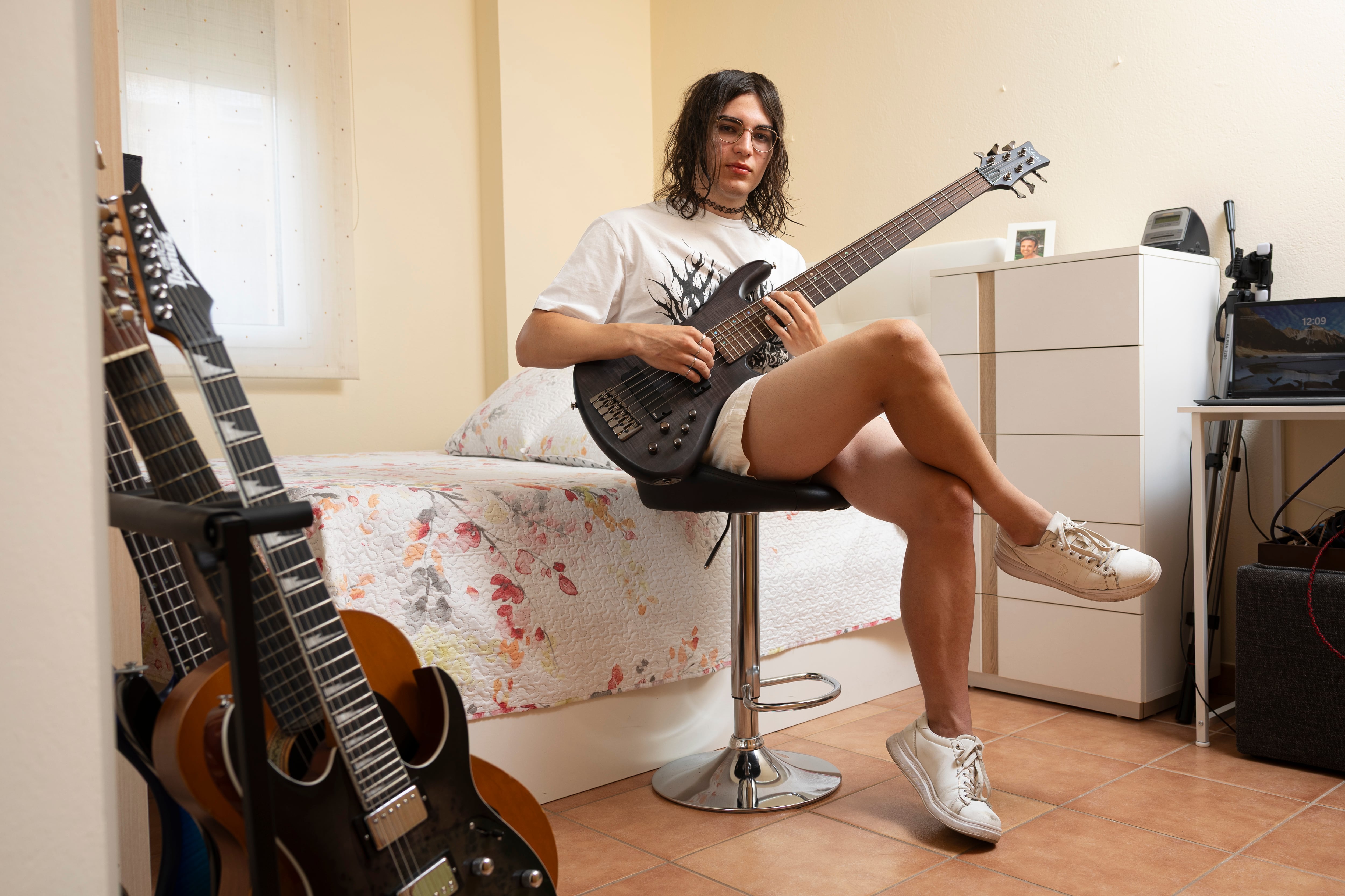 Iván Kapustin, con el bajo en su habitación de su casa en Palafrufell (Girona).