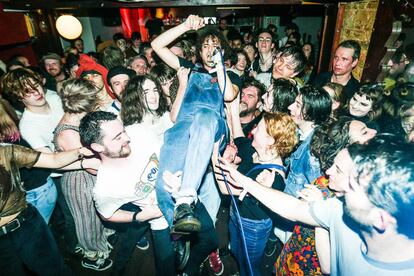 Esta imagen fue tomada en Brighton, en el festival 'Great Escape'. Diego, el guitarrista de 'The Parrots', admite que en esa ocasión tuvo suerte, pero que alguna vez ha acabado con lesiones gordas: pierna rota o hematomas en el riñón...