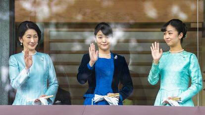 Las princesas Akishino, Mako y Kako saludan a la gente congregada ante el palacio imperial de Tokio, el 2 de enero de 2020.