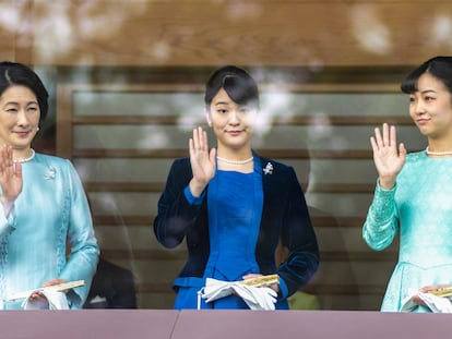 Las princesas Akishino, Mako y Kako saludan a la gente congregada ante el palacio imperial de Tokio, el 2 de enero de 2020.