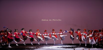 Un momento del ensayo del Requiem en el que danza el coro