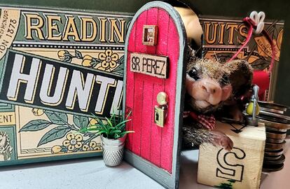Miniatura de la casita del ratoncito Pérez expuesta en el centro comercial Moda Shopping de Madrid.