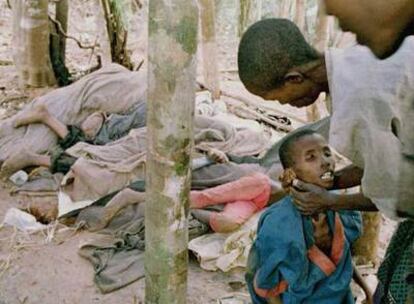 Una madre, refugiada ruandesa en el campo de Biaro (Zaire) por el enfrentamiento entre tutsis y hutus, sostiene a su hija, que acababa de morir, en junio de 1997.