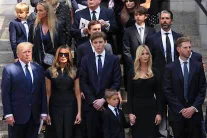 A la salida de la ceremonia religiosa se pudo ver a la familia reunida al completo: al expresidente estadounidense Donald Trump y su esposa, Melania Trump, junto con su hijo, Barron. Justo al lado de este, los hijos que el matrimonio de Donald e Ivana tuvieron: Ivanka Trump, Eric Trump y Donald Trump Jr. En la imagen, la familia observa cómo se coloca el ataúd de Ivana Trump en un coche fúnebre para ser trasladado al sepelio. 