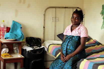 La mayoría de mujeres en su última etapa de embarazo llegan a Livingstonia con una ambulancia de la misión que realiza el servicio de recogida. Sin este servicio, la mujeres deberían andar muchos kilómetros con el riesgo de parir solas por el camino. 