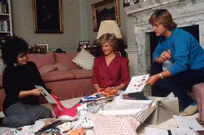 Los diseñadores David y Elizabeth Emanuel, con la princesa Diana en el palacio de Kensington en 1986.