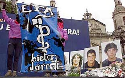 Encapuchados muestran una pancarta de ETA en un acto de homenaje a cuatro terroristas muertos en Bilbao en agosto de 2000.