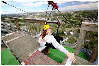 La tirolina del parque olímpico de Calgary, ubicada en el gigantesco trampolín que acogió los saltos de esquí de los Juegos Olímpicos de invierno en 1988, es literalmente vertiginosa: 100 metros de pronunciado descenso que te aceleran hasta los 120 y 140 kilómetros por hora. Descarga de adrenalina garantizada.