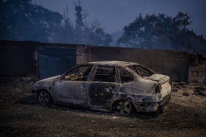 Un coche abrasado en A Caridade, este miércoles.