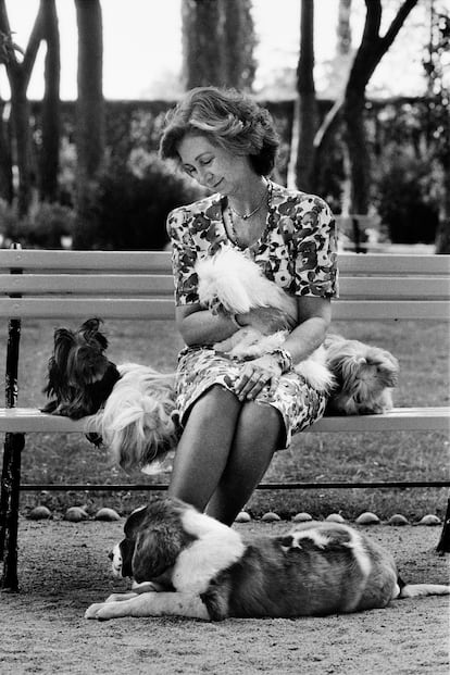 La reina Sofía con sus perros, durante una entrevista con EL PAÍS en el palacio de la Zarzuela el 31 de julio de 1992.
