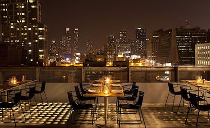 Situado en el barrio neyorquino de Chelsea, territorio de las galerías de arte de Manhattan, el Hôtel Americano no es especialmente alto (diez plantas), pero hay buenas vistas desde la terraza en lo alto de este viejo edificio de aparcamientos convertido en hotel 'boutique' de la mano del arquitecto afincado en México Enrique Norten (pertenece al sello Design Hotels). Snob se llama el 'cocktail lounge', junto a la piscina, donde se puede comer algo ligero y tomar una copa también si no se es huésped del hotel.