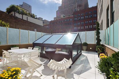 La casa posee una amplia terraza, todo un lujo en Nueva York.