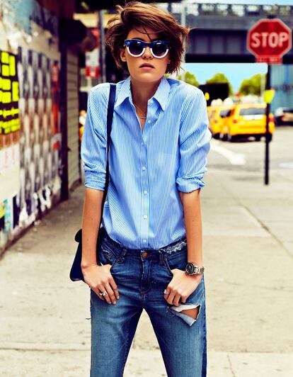 Camisa de Jones New York, vaqueros de Easy Wear de El Corte Inglés y gafas de sol de Thierry Lasry.