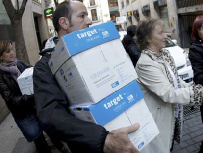 Entrega en la Consejería de Sanidad de las firmas contra el desmantelamiento de La Princesa.