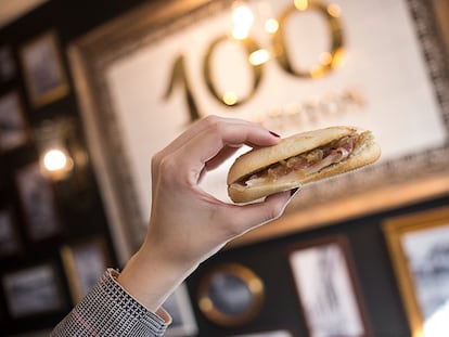 Un comensal muestra un bocadillo en un restaurante 100 Montaditos, en una imagen cedida por la compañía.