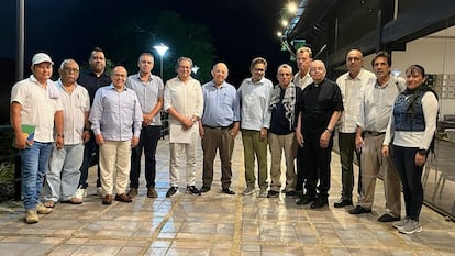 Iván Márquez y Otty Patiño (al centro del grupo) entre otros integrantes de las mesas de delegados para las conversaciones de paz con la Segunda Marquetalia, en Caracas (Venezuela).