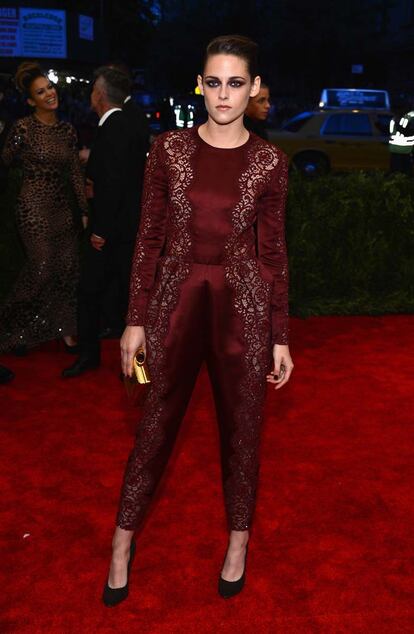 Kristen Stewart deslumbró sobre la alfombra roja con este diseño, con cenefas de encaje, de Stella McCartney.