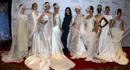 Imagen cedida por Isabel Zapardiez, de la diseñadora rodeada de las modelos que han presentado su colección de trajes de novia en la "Couture Fashion Week" de Nueva York. EFE/Archivo
