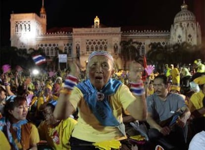 Opositores al Gobierno tailandés se manifiestan frente a la residencia del primer ministro, en Bangkok.