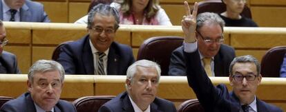 El portavoz del PP en el Senado, Jos&eacute; Manuel Barreiro (izquierda), junto a los senadores populares, Javier Arenas (centro) y Antol&iacute;n Sanz. 