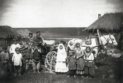 Buhoneros retratados en Menshovo, al sur de Moscú, en mayo de 1980.