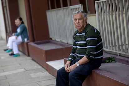 José Maria da Silva Gomes Nené, sentado en el exterior del hospital de Faro, ha votado a los socialistas pero está decepcionado con ellos.