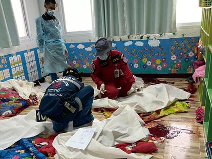 Los servicios de emergencias buscan supervivientes entre las víctimas del tiroteo, en una escuela infantil de Uthai Sawan (Tailandia).