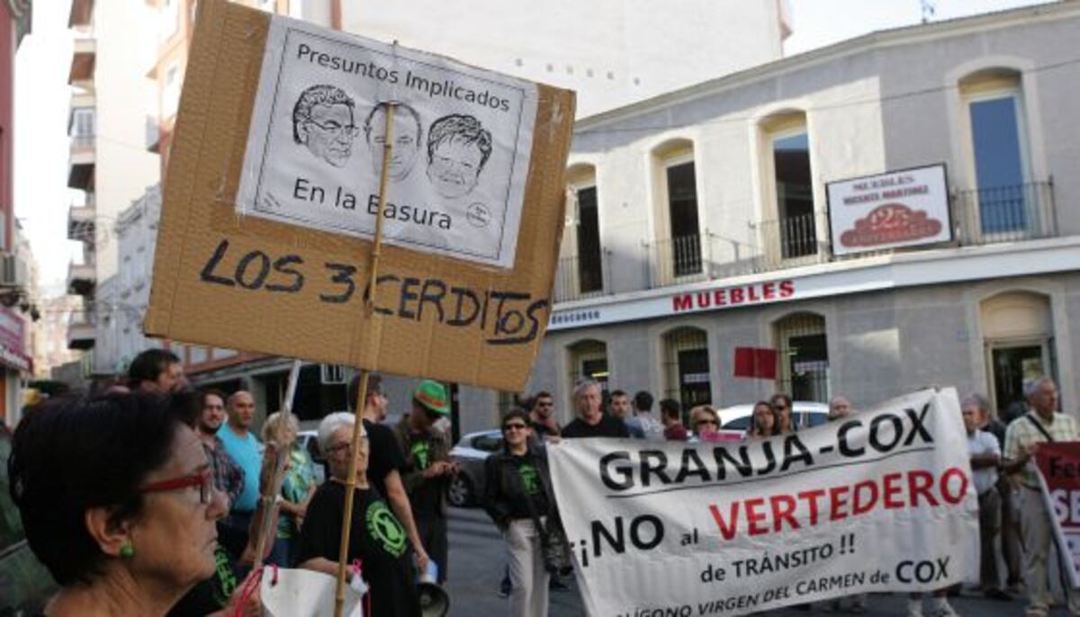 Las protestas contra la basura persiguen a los políticos en el sur de ...