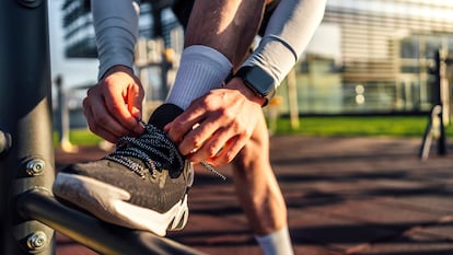 Artículo de EL PAÍS Escaparate sobre unas zapatillas Skechers para hombre con una rebaja del 55%.