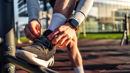 Artículo de EL PAÍS Escaparate sobre unas zapatillas Skechers para hombre con una rebaja del 55%.
