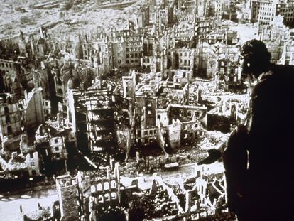 La célebre fotografía de las ruinas de Dresde tras el bombardeo sufrido durante la Segunda Guerra Mundial, vistas desde el Ayuntamiento, que sacó Richard Peter en 1945.