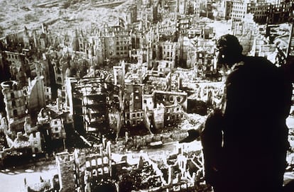 La célebre fotografía de las ruinas de Dresde tras el bombardeo sufrido durante la Segunda Guerra Mundial, vistas desde el Ayuntamiento, que sacó Richard Peter en 1945.