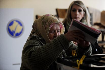 Una anciana deposita su voto para las elecciones legislativas de hoy el Kosovo, las primeras tras su independencia.