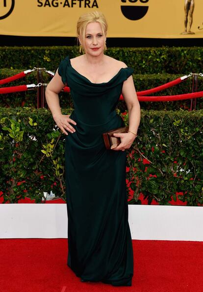 Vivienne Westwood firma el vestido verde oscuro de Patricia Arquette, que ganó el premio a Mejor Actriz Secundaria por su papel en Boyhood. 