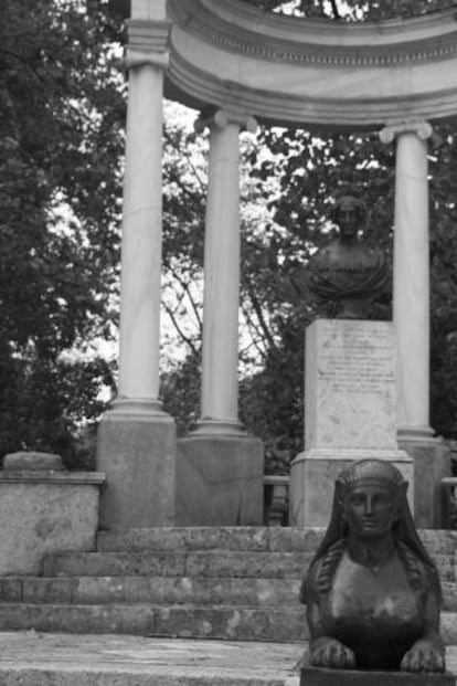 Al fondo, busto de la duquesa de Osuna. En el frente, efigie.