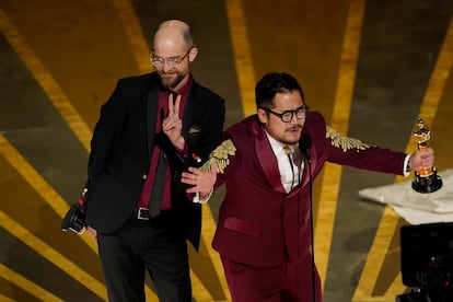 Daniel Scheinert y Daniel Kwan reciben su segundo Oscar de la noche, a la mejor dirección por la película más ganadora de esta edición de los premios: 'Todo en todas partes al mismo tiempo'.