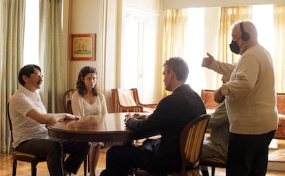 Carmelo Gómez, Juana Acosta y, de pie, Imanol Uribe, en el rodaje de 'Llegaron de noche'.