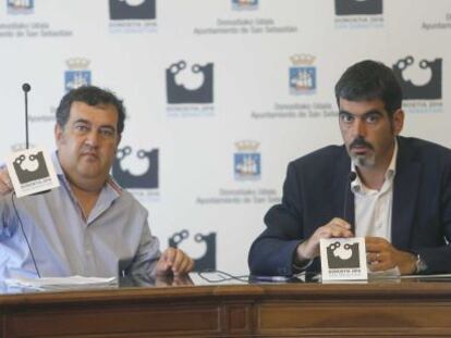 Eneko Goia, alcalde de San Sebastián, a la derecha, junto al portavoz socialista Ernesto Gasco, en una comparecencia hoy en el Consistorio.